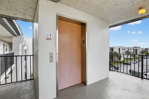 9235 Lagoon Place Davie FL 33324