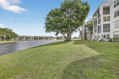 9235 Lagoon Place Davie FL 33324