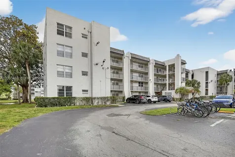 9235 Lagoon Place Davie FL 33324