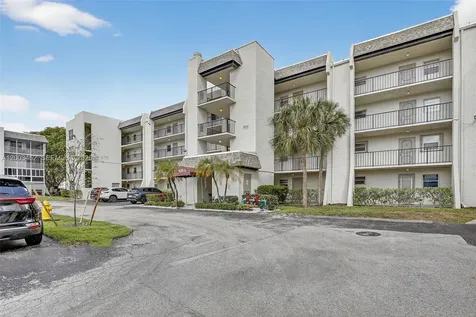 9235 Lagoon Place Davie FL 33324