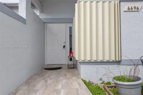 6696 SW 152nd Place Miami FL 33193