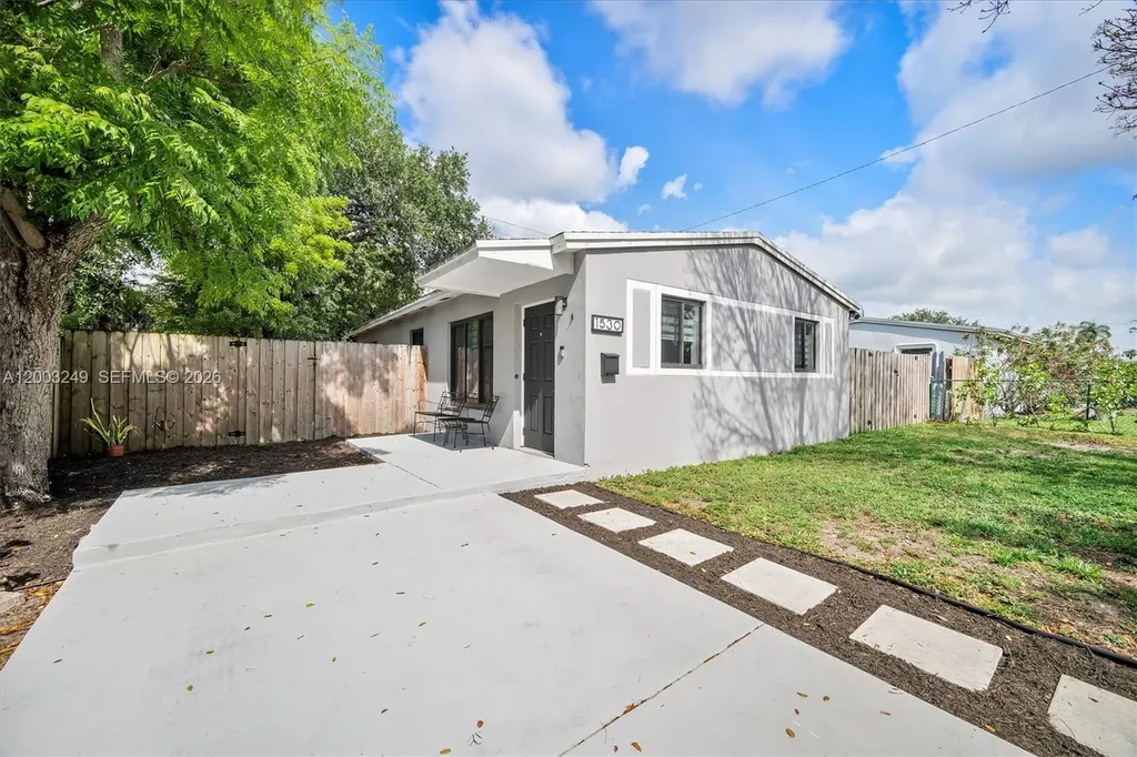 1530 N 69th Way Hollywood FL 33024