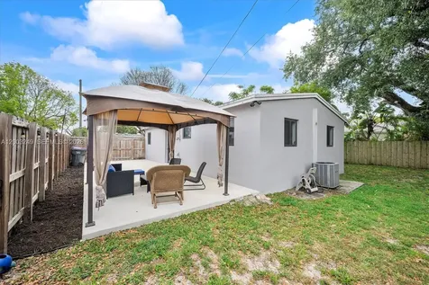 1530 N 69th Way Hollywood FL 33024