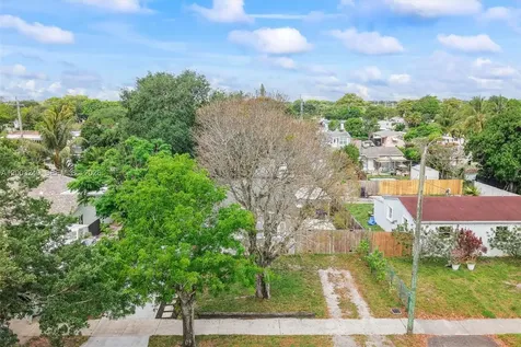 1530 N 69th Way Hollywood FL 33024