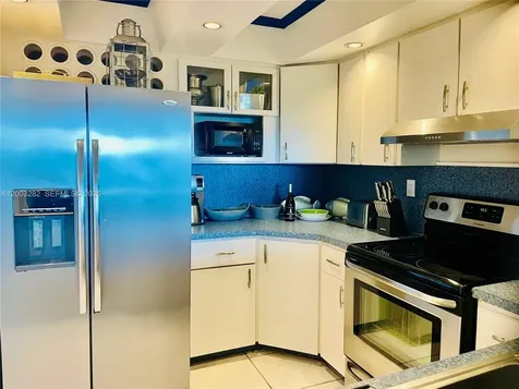 2555 Collins Avenue Miami Beach FL 33140