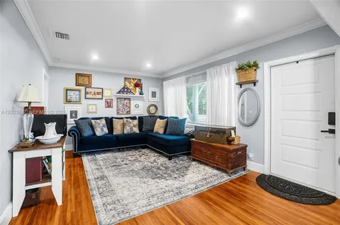 899 E Country Club Circle Plantation FL 33317