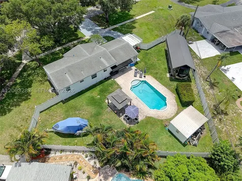 899 E Country Club Circle Plantation FL 33317