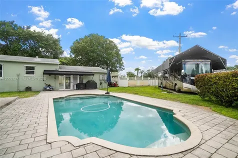 899 E Country Club Circle Plantation FL 33317