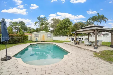899 E Country Club Circle Plantation FL 33317