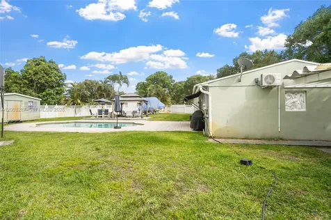 899 E Country Club Circle Plantation FL 33317