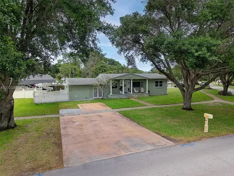 899 E Country Club Circle Plantation FL 33317