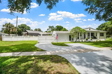 899 E Country Club Circle Plantation FL 33317