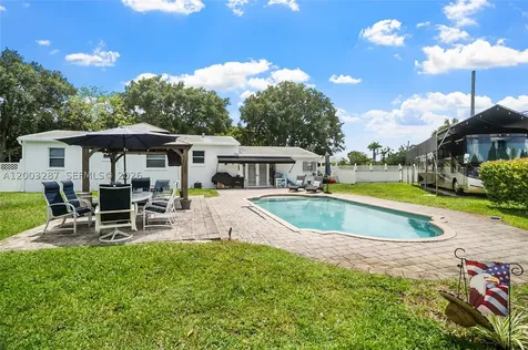899 E Country Club Circle Plantation FL 33317