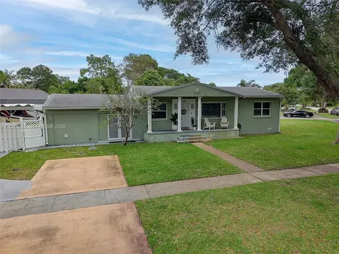 899 E Country Club Circle Plantation FL 33317