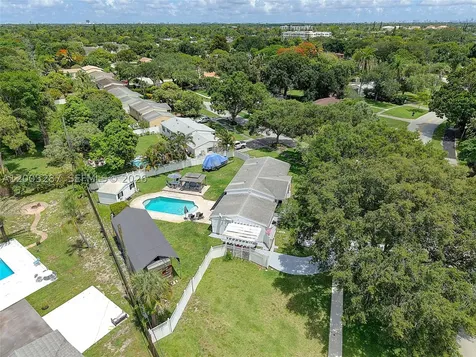 899 E Country Club Circle Plantation FL 33317
