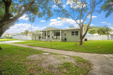 899 E Country Club Circle Plantation FL 33317
