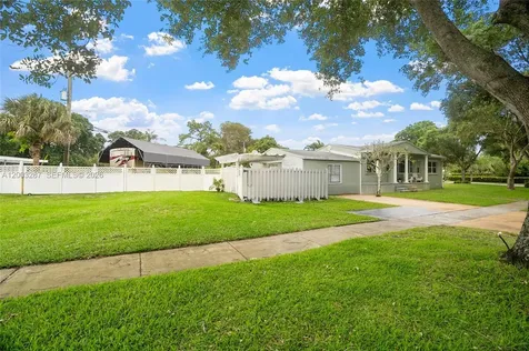 899 E Country Club Circle Plantation FL 33317