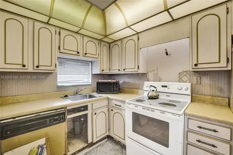811 S Hollybrook Drive Pembroke Pines FL 33025