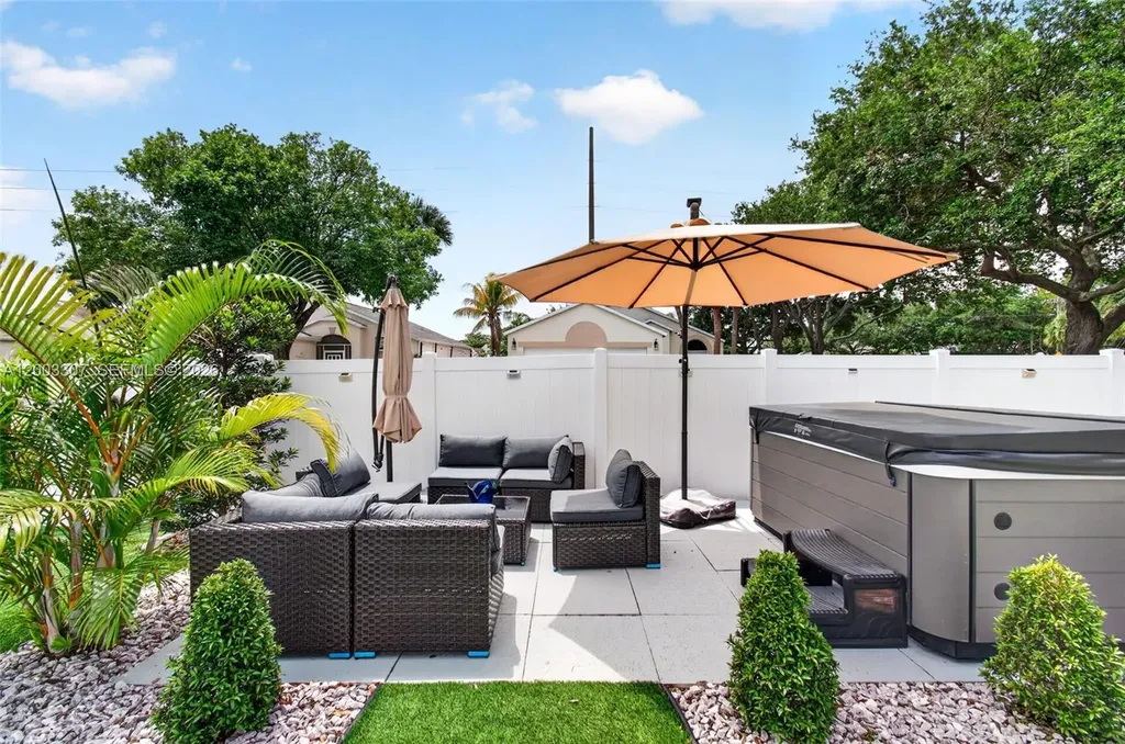 31 E Bentwater Circle Boynton Beach FL 33426