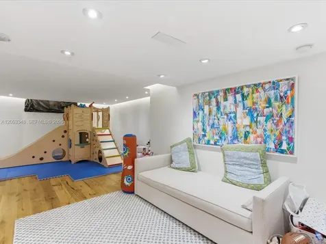 600 Grapetree Drive Key Biscayne FL 33149