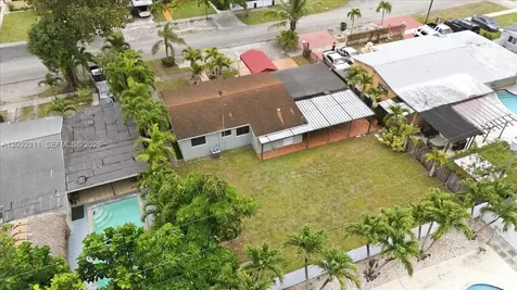687 W 39th Place Hialeah FL 33012