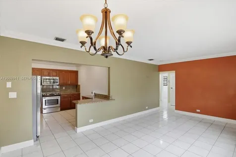 687 W 39th Place Hialeah FL 33012