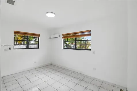 687 W 39th Place Hialeah FL 33012