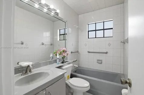 687 W 39th Place Hialeah FL 33012