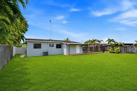 687 W 39th Place Hialeah FL 33012