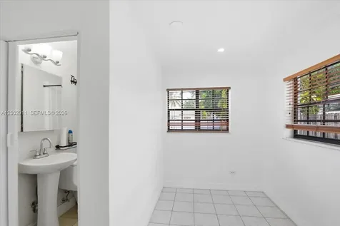 687 W 39th Place Hialeah FL 33012