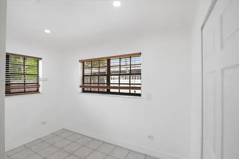 687 W 39th Place Hialeah FL 33012