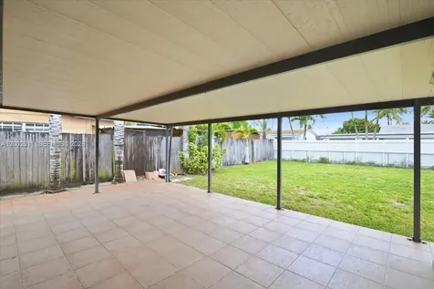 687 W 39th Place Hialeah FL 33012