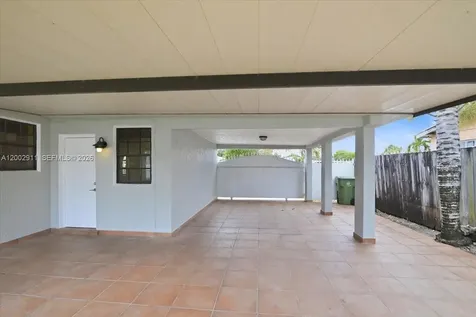 687 W 39th Place Hialeah FL 33012