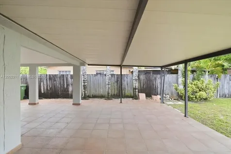687 W 39th Place Hialeah FL 33012