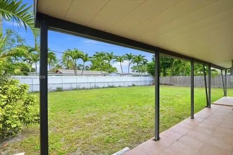 687 W 39th Place Hialeah FL 33012