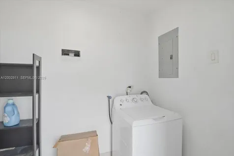 687 W 39th Place Hialeah FL 33012