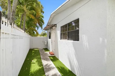 687 W 39th Place Hialeah FL 33012