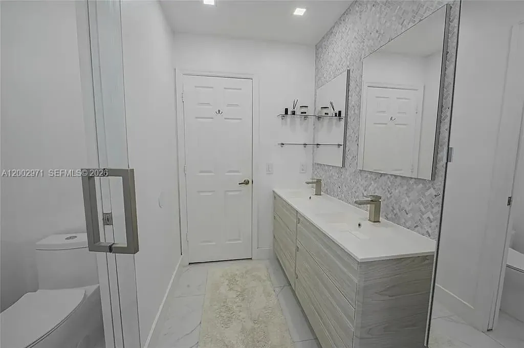 1135 W Lake Street Hollywood FL 33019