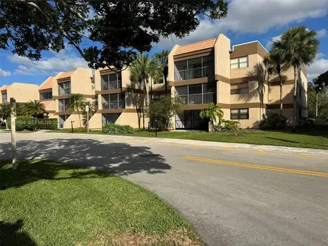 240 Lakeview Drive Weston FL 33326