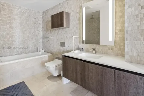 68 SE 6th Street Miami FL 33131