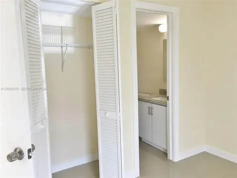 4709 NW 7th Street Miami FL 33126