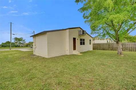 5532 SW 22nd Street West Park FL 33023