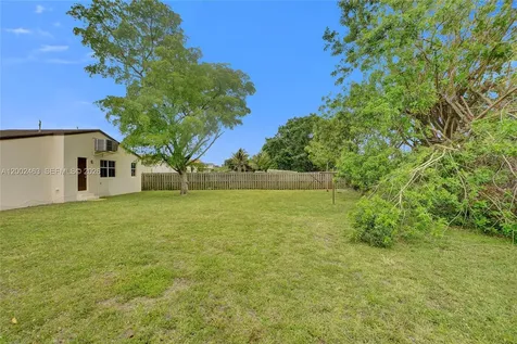 5532 SW 22nd Street West Park FL 33023