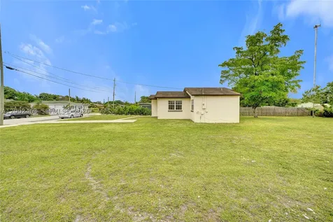 5532 SW 22nd Street West Park FL 33023