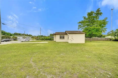 5532 SW 22nd Street West Park FL 33023