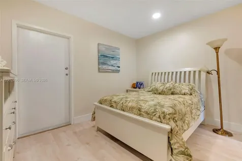 5660 Collins Avenue Miami Beach FL 33140