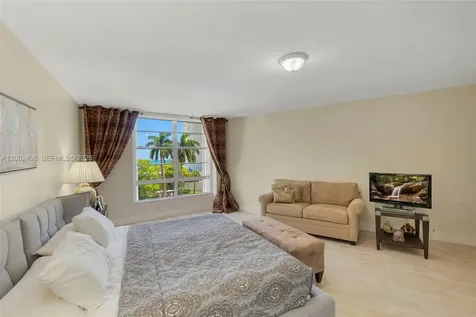 5660 Collins Avenue Miami Beach FL 33140