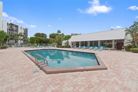 20500 W Country Club Drive Aventura FL 33180