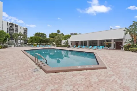 20500 W Country Club Drive Aventura FL 33180