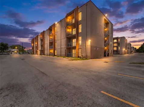 4713 NW 7th Street Miami FL 33126